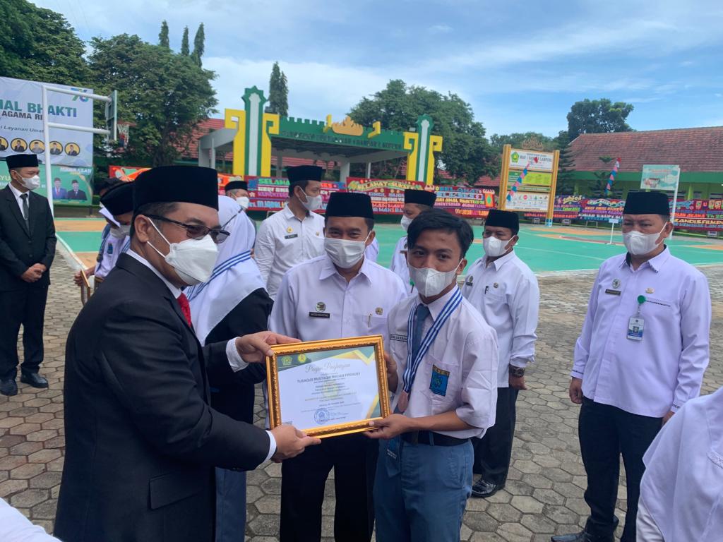 HAB Kemenag Ke-76, Siswa MAN IC Lampung Timur juara KSM Nasional kembali terima penghargaan dari Ka Kanwil Kementerian Agama Lampung