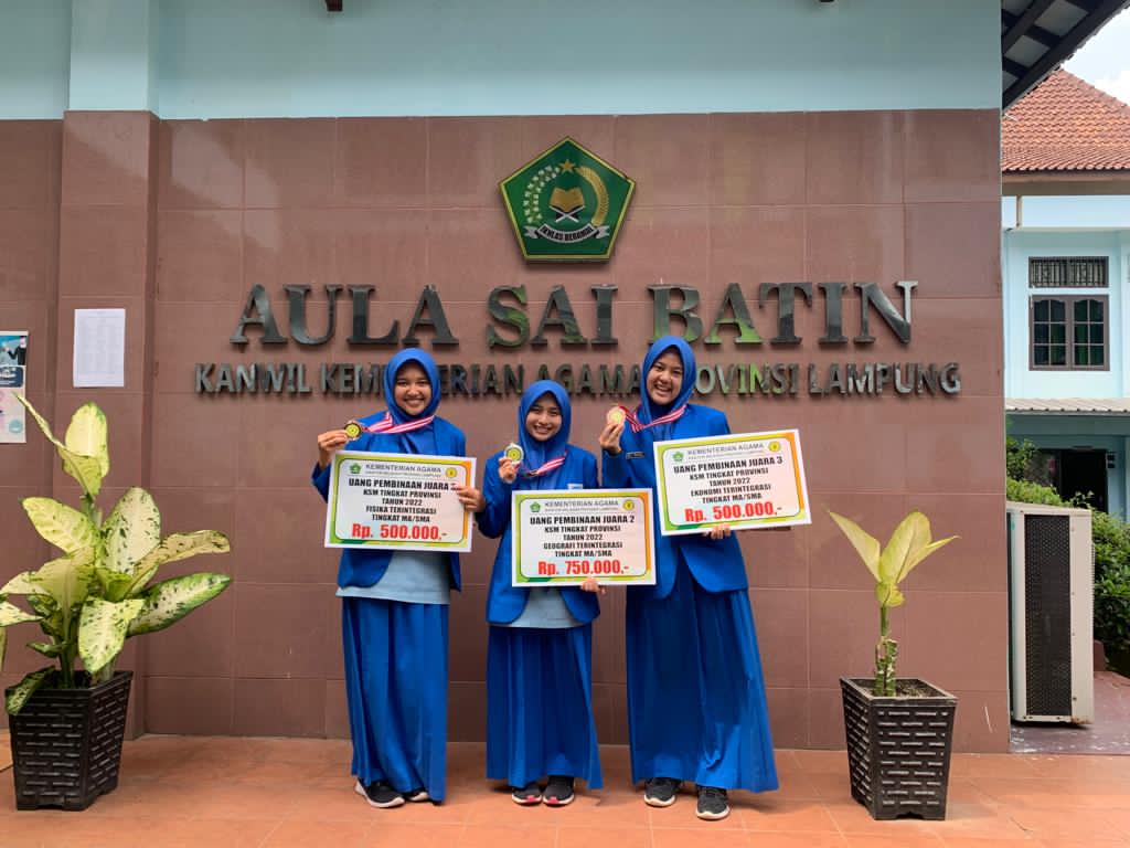 Tiga Siswi MAN IC Lamtim Peraih Juara KSM-P, Terima Penghargaan Dari Kanwil Kemenag Lampung