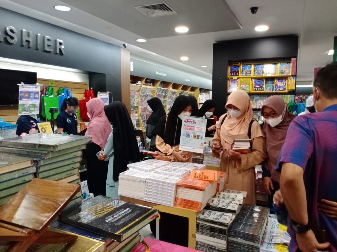 Manfaatkan Refreshing Program, Siswa MAN IC Lamtim Kunjungi Toko Buku Gramedia Bandar Lampung