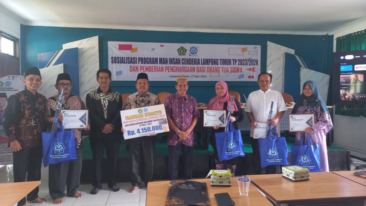 4 Orang Tua Inspiratif, Terima Penghargaan Dan Cendera Mata MAN IC Lamtim Tahun 2023