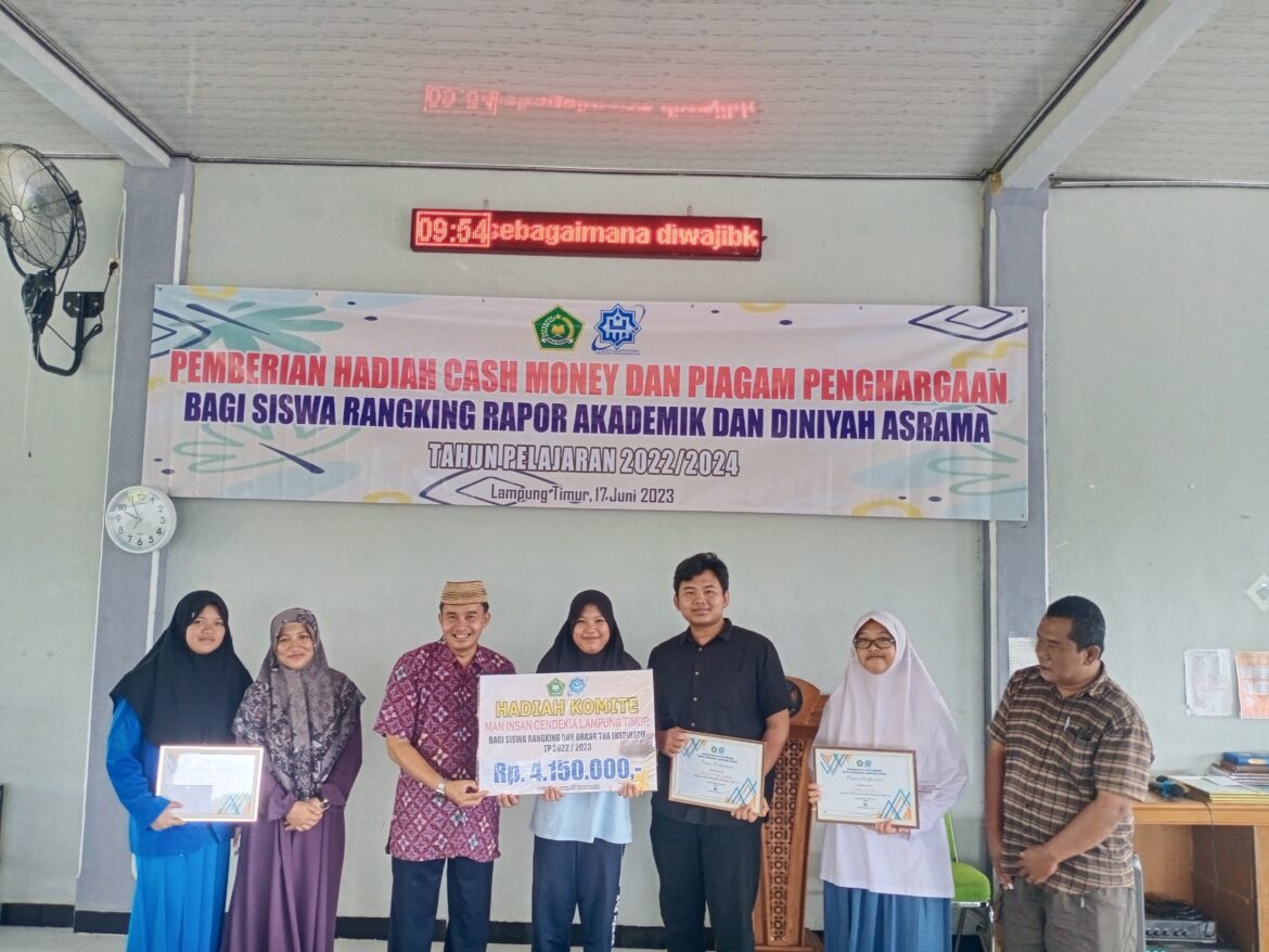 Pembagian Raport Akademik dan Asrama, 9 Siswa MAN IC Lamtim Terima Hadiah Cash Money dan Piagam Penghargaan
