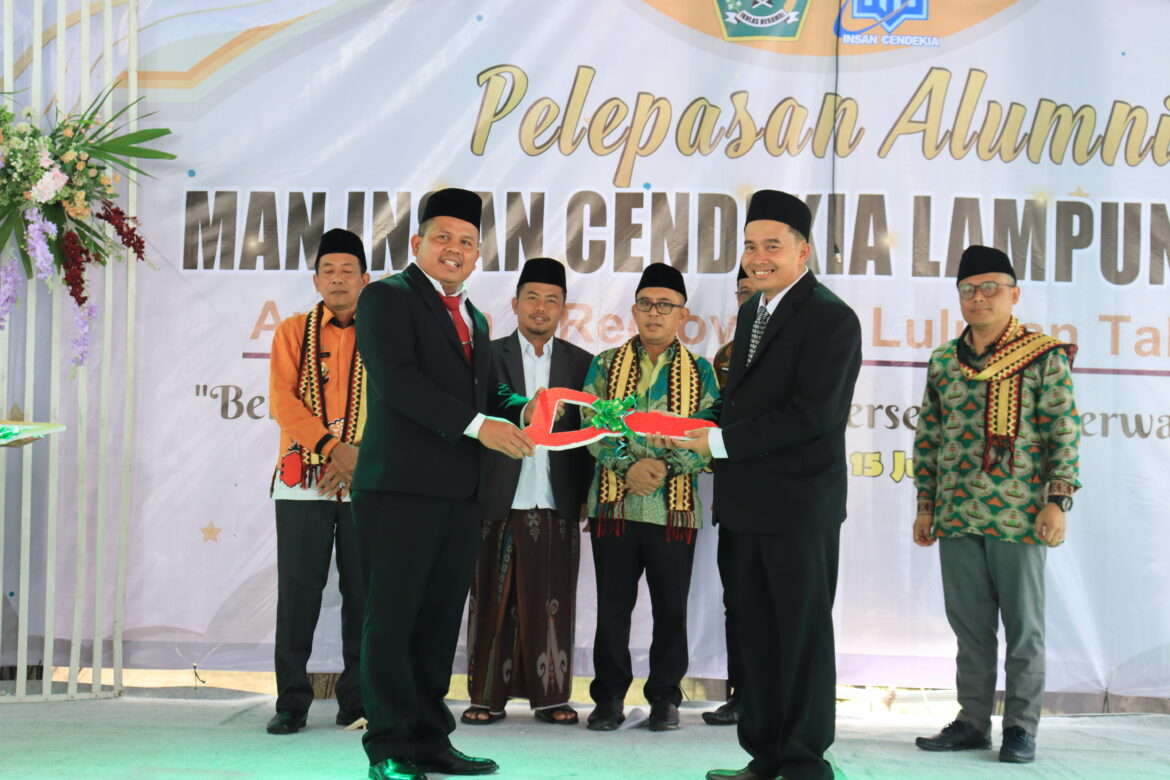 Komite MAN IC Lamtim Serahkan Bantuan Dua Unit Sepeda Motor Operasional Satpam Kepada Kepala MAN IC Lamtim