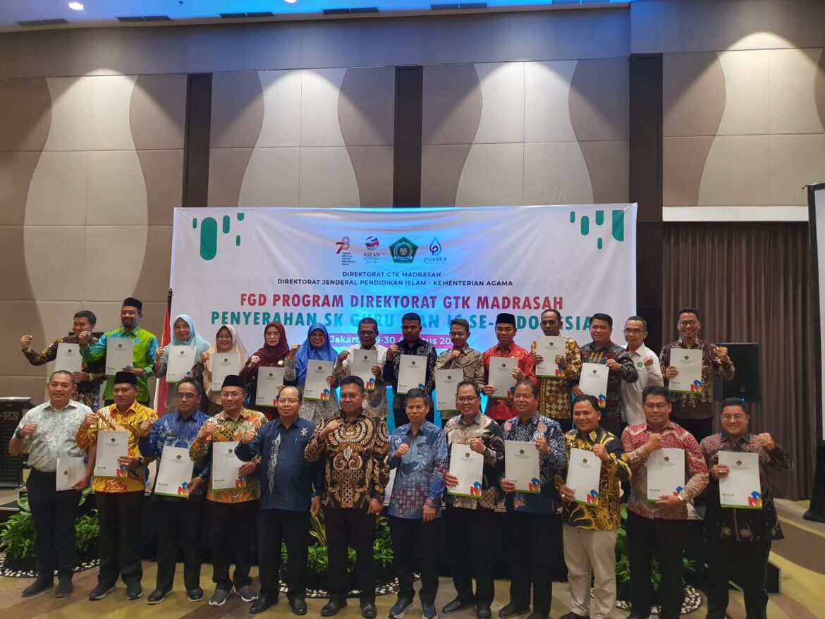 Kepala MAN IC Lampung Timur menerima P3K Guru MAN IC Lamtim