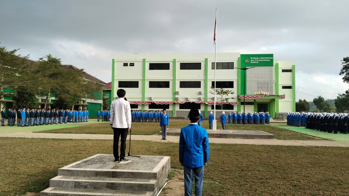 MAN IC Lampung Timur Tanamkan Disiplin & Nasionalisme Lewat Upacara Senin