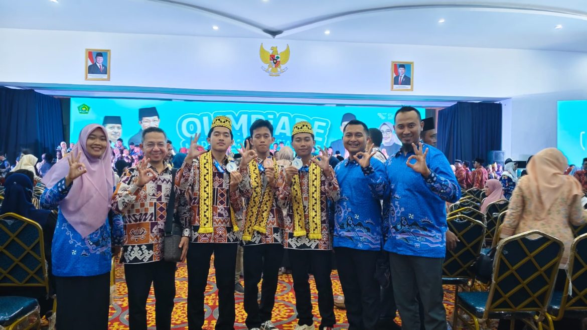 Tiga Siswa MAN IC Lampung Timur Ukir Prestasi Gemilang, Sabet Medali di OMI Nasional 2025