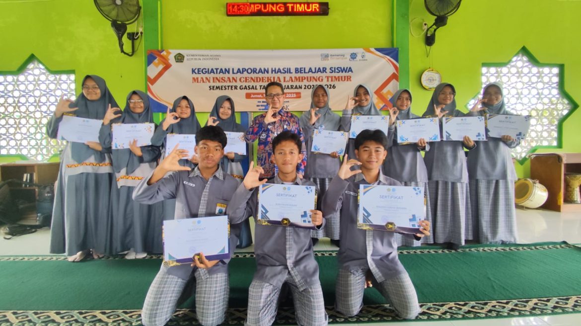 Penyerahan Rapor Semester Ganjil 2025/2026, Kepala MAN IC Lampung Timur Sampaikan Capaian Prestasi Madrasah