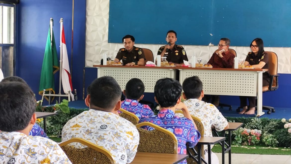 Membangun Kesadaran Hukum Sejak Dini, Kejari Lampung Timur Bekali Siswa MAN IC Tangkal Hoaks di Era Digital