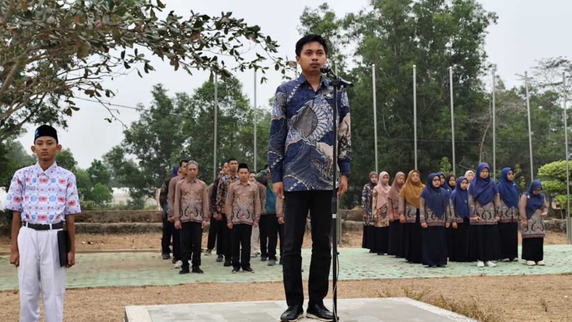 Ahdi Akbar Arasy Pimpin Upacara Hari Sumpah Pemuda ke-98 di MAN IC Lampung Timur